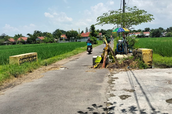 JEBOL: Duiker di Desa Dapurkejambon, Jombang yang rusak ditandai batang pisang.