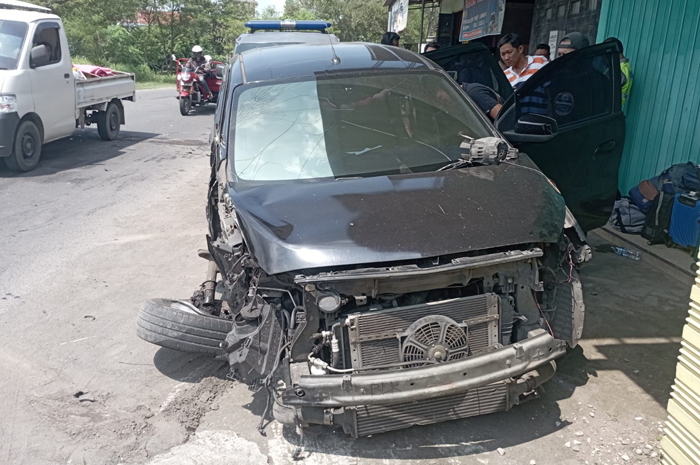 RINGSEK: Mobil Chevrolet yang terlibat laka karambol di jalan raya Desa Janti, Kecamatan Mojoagung, Jombang, Kamis (22/2).