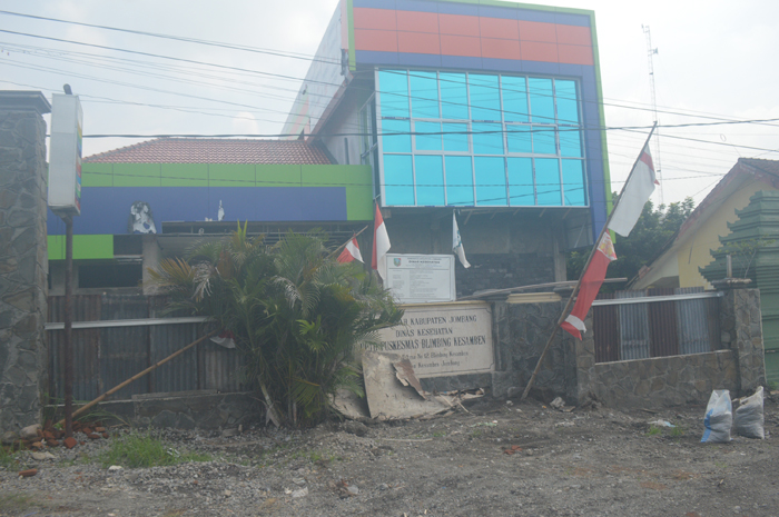 BERBUNTUT PANJANG: Kondisi Puskesmas Blimbing, Kecamatan Kesamben masih setengah jadi.
