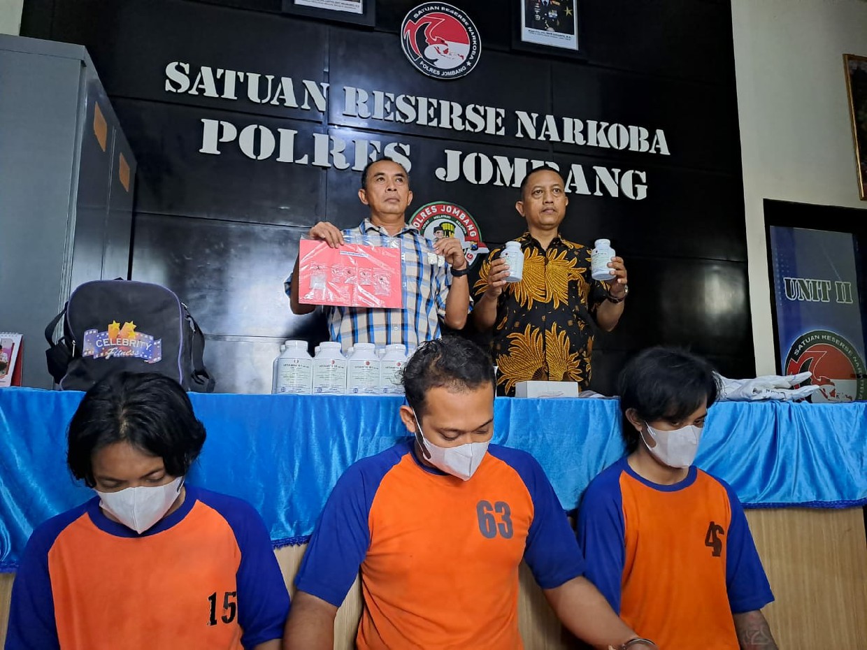 SATU FREKUENSI: Kakak Beradik asal Desa Mojotrisno, Mojoagung Jombang diciduk polisi usai pesta sabu.