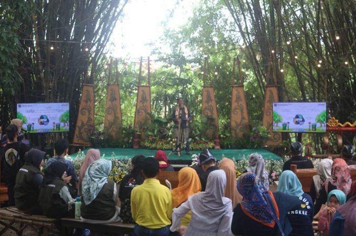 SEMARAK: Pj Bupati Jombang Sugiat saat memberi sambutan dalam puncak peringatan HPSN di Pasar Barongan, Desa Mojotrisno, Kecamatan Mojoagung, Minggu (25/2).
