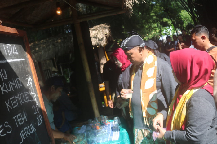 SEMARAK: Pj Bupati Jombang Sugiat meninjau stan peringatan HPSN di Pasar Barongan, Desa Mojotrisno, Kecamatan Mojoagung, Minggu (25/2).