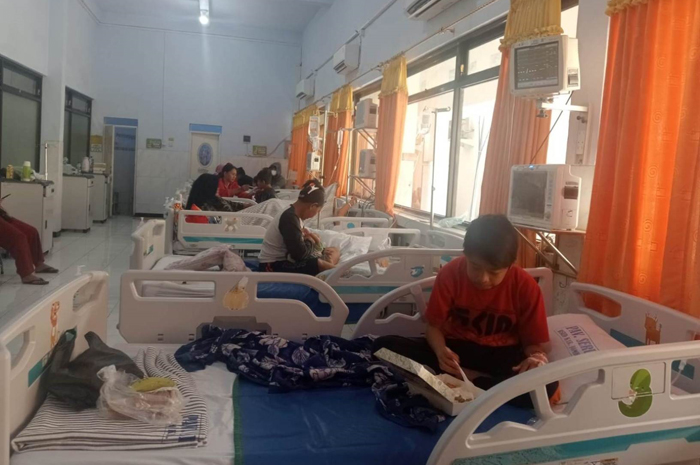 PASIEN BERTAMBAH: Sejumlah pasien DBD masih menjalani perawatan di RSUD Jombang.