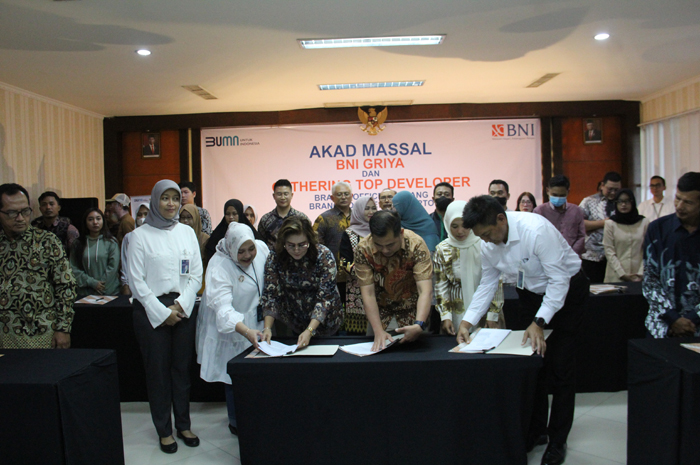 TEROBOSAN:  Developer, notaris dan debitur melakukan penandatanganan akad masal BNI Griya yang disaksikan manajemen BNI.