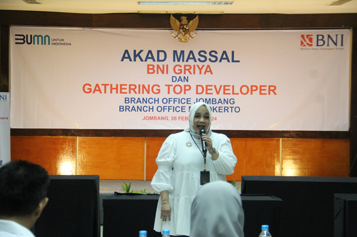 BERWIBAWA: Pemimpin Cabang BNI Jombang, Sulistyaningsih, menyampaikan sambutan pada akad masal BNI Griya dan gathering bersama top developer dari Jombang dan Mojokerto di Hotel Yusro, Senin (26/2).