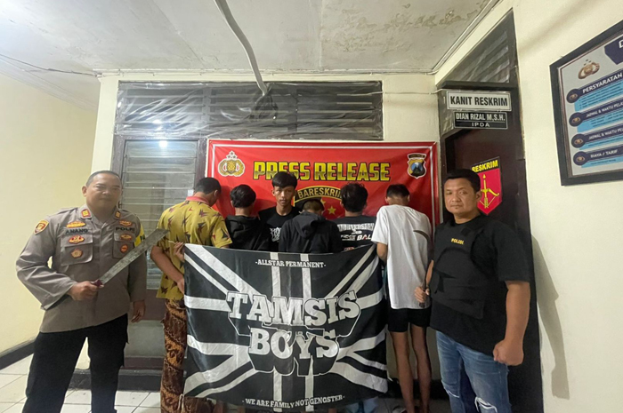 DIBEKUK: Polisi berhasil mengamankan 6 anggota gangster yang mengeroyok pemuda di Jombang, Minggu (25/2) dini hari.