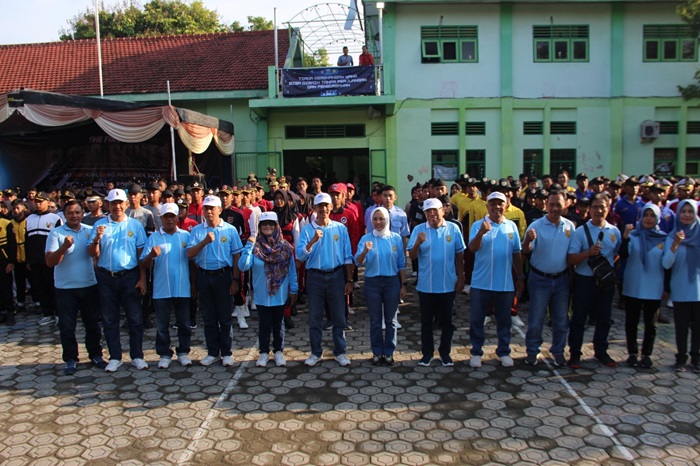 SINERGI: Kepala SMPN 1 Jombang, Rudy Priyo Utomo MPd, mendampingi Sekretaris Dinas P dan K Jombang, Dian Yunita Sari, bersama peserta LKBB, Minggu (25/2).