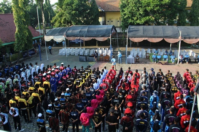 ANTUSIAS: Peserta mengikuti lomba di lapangan SMPN 1 Jombang.