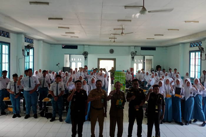 KENANGAN: Foto bersama pemateri dengan seluruh peserta penyuluhan hukum SMAN 3 Jombang, Senin (26/2).