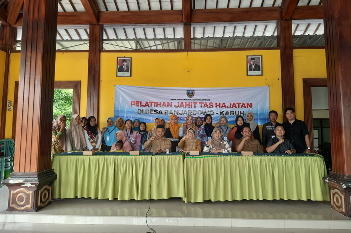 KREATIF: Peserta pelatihan jahit tas hajatan bersama tim dari Disnaker dan tim narasumber dari STIE PGRI Dewantara Jombang, Senin (26/2).