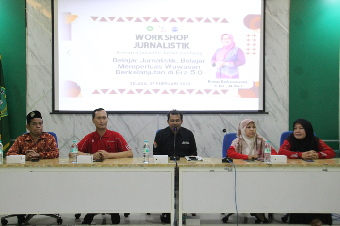 KOMPAK: GM Jawa Pos Radar Jombang Sulton Arif (tengah) bersama guru MAN 1 Jombang dalam workshop jurnalistik, Selasa (27/2).