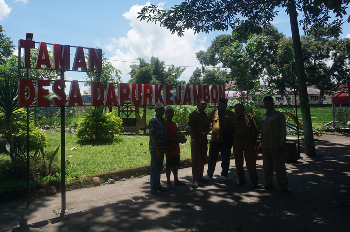 ASRI: Kepala Desa Dapurkejambon M. Subbatul Alimi (mengenakan peci hitam) didampingi perangkat desa saat berada di lokasi taman desa.
