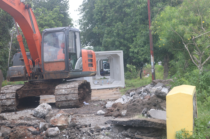 BELUM BISA DIPASANG: Box culvert sudah didatangkan ke lokasi jembatan ambles Desa Gempollegundi, Kecamatan Gudo, Jombang.