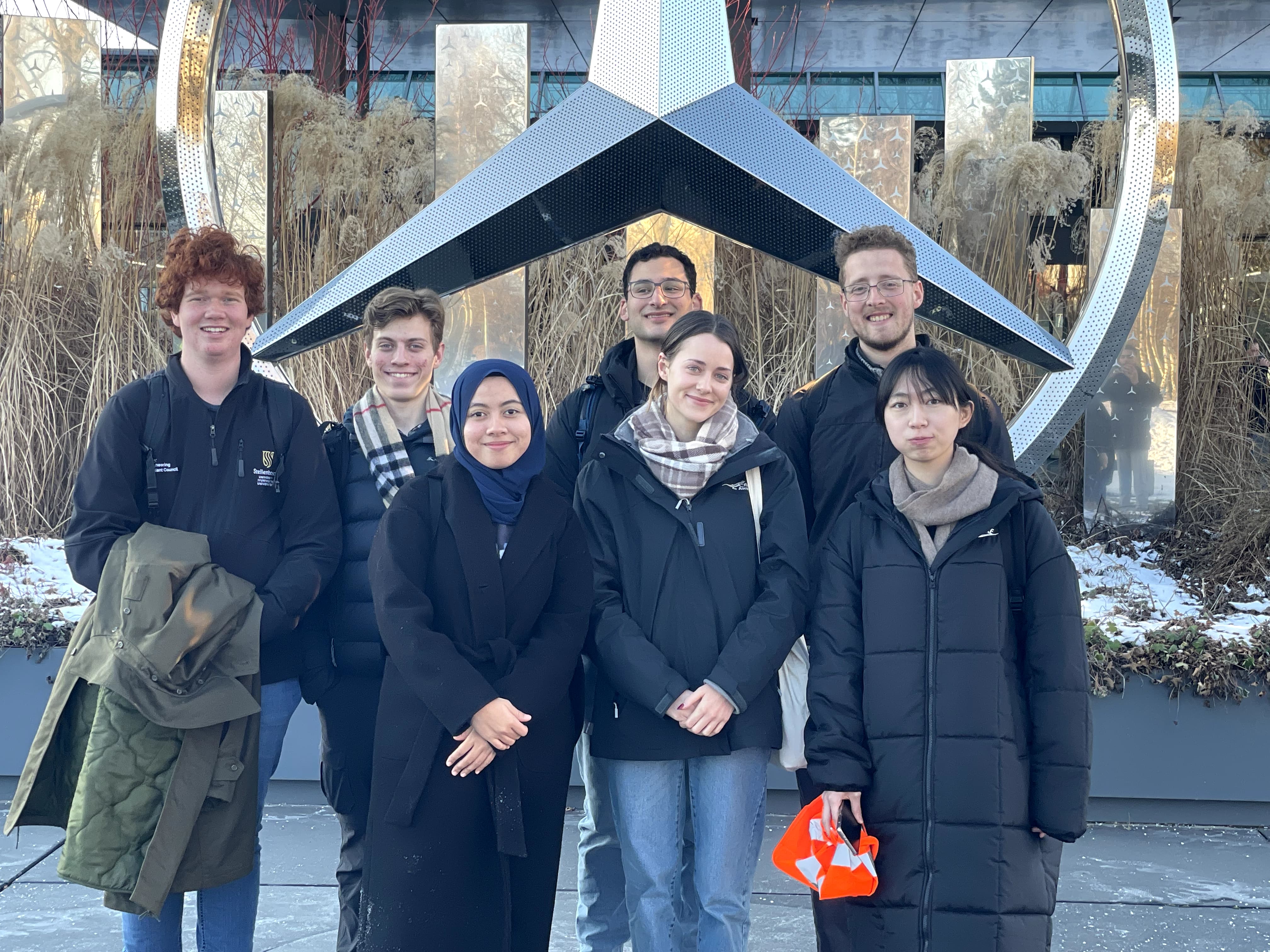 BERPRESTASI: Maseta Rahma (berkerudung) bersama teman kuliahnya di Korea Advanced Institute of Science  and Technology (KAIS).