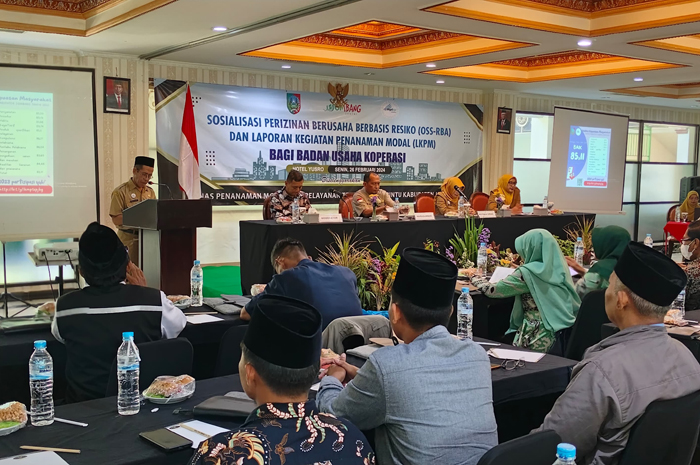 KOLABORASI: Kepala DPMPTSP Jombang Wor Windari bersama pemateri dan peserta sosialisasi perizinan.