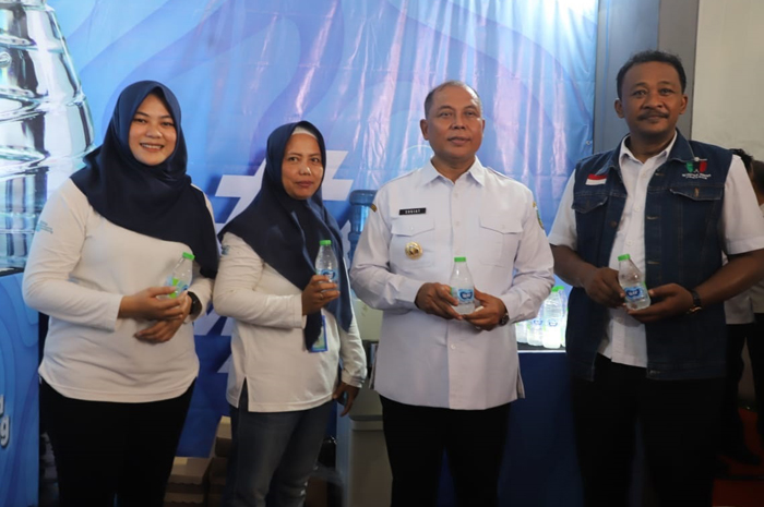 APRESIASI: Pj Bupati Jombang bersama perwakilan Perumdam Tirta Kencana Jombang saat hadir di Bulaga di lapangan Desa Blimbing, Kecamatan Gudo, Rabu (28/2).
