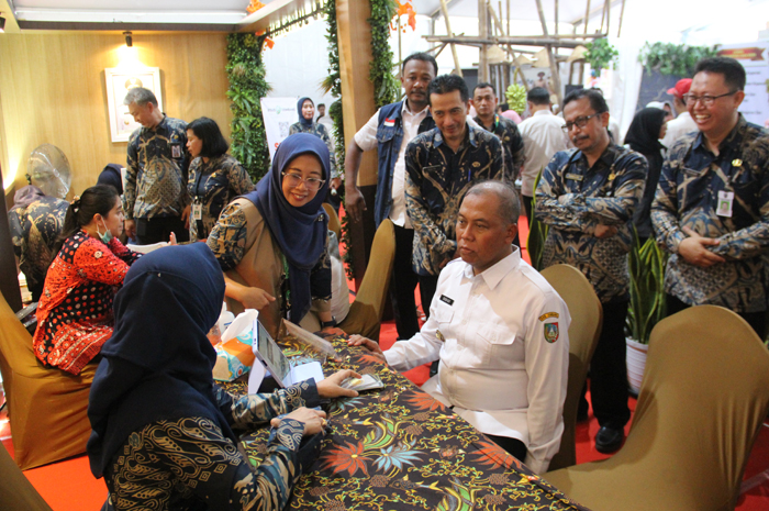 RAMAH: Pj Bupati Jombang Sugiat mencoba layanan konsultasi psikologi yang disediakan RSUD Jombang.