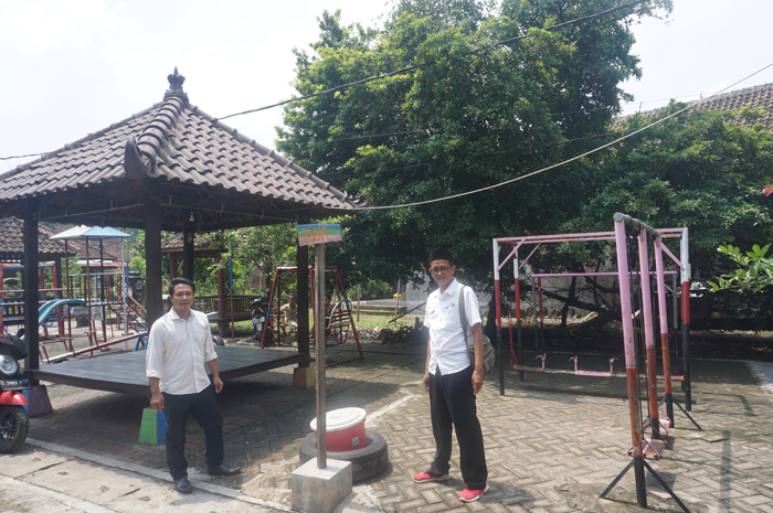 NYAMAN: Kepala Desa Dukuhmojo Nur Aini Ruba&rsquo;i (kanan) bersama perangkat desa saat berada di lokasi taman.