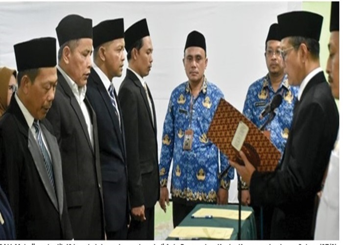 SAH: Muhajir melantik 19 kepala tata usaha madrasah di Aula Darussalam Kantor Kemenag Jombang, Selasa (27/2).
