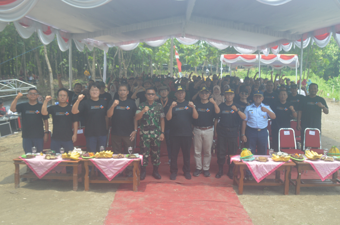 KOMPAK: Pj Bupati Jombang Sugiat foto bersama usai membuka serangkaian peringatan Hari Strategi Konservasi Sedunia di Desa Purisemanding, Kecamatan Plandaan, Kamis (29/2).