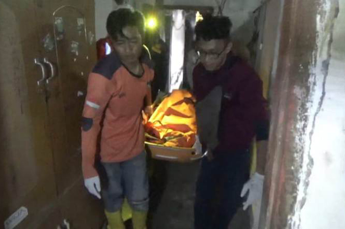 DIEVAKUASI: Petugas mengevakuasi korban yang tewas tercebur sumur.