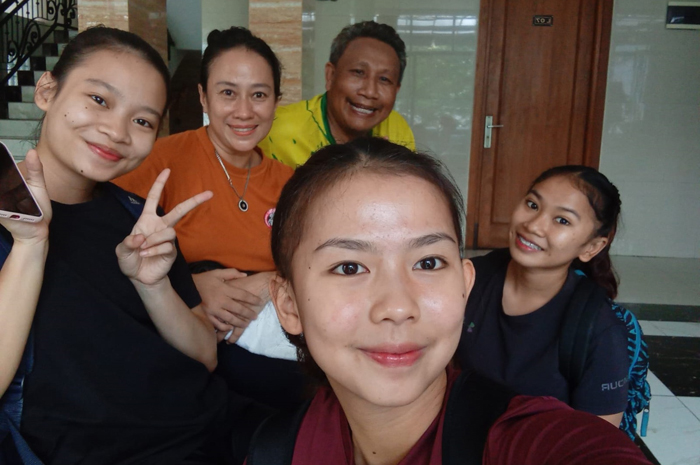 SIAP TANDING: Karateka Jombang yang tampil kata beregu putri, Meisya Putri Nuraini, Zaqiya Aulia Ramadini, dan Indira Maureen Rheifa, sudah tiba di Tangerang untuk persiapan Kejurnas Forki.