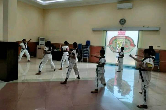 GIAT: Atlet tarung derajat Jombang saat latihan di Polres Jombang.