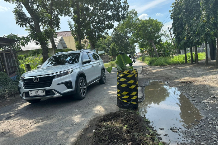 DIPASANG DRUM: Jalan rusak di ruas Cukir Mojowarno diberi tanda drum.