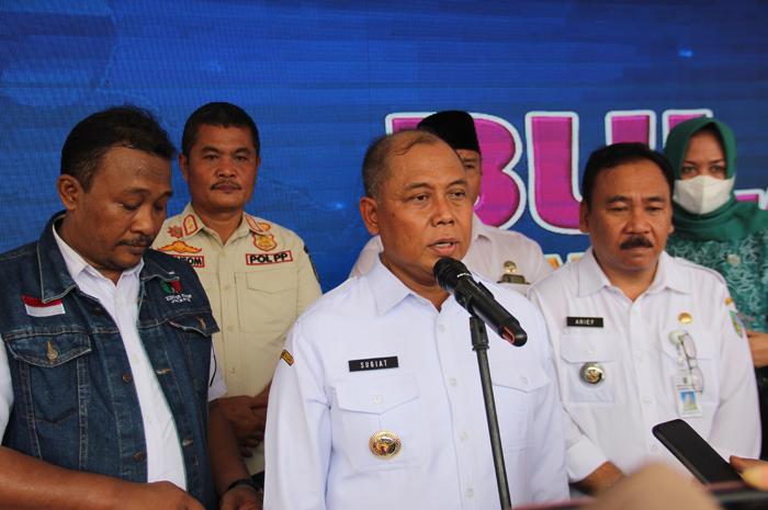 BERI PENJELASAN: Pj Bupati Jombang Sugiat memberikan penjelasan terkait kenaikan harga beras, Rabu (28/2).
