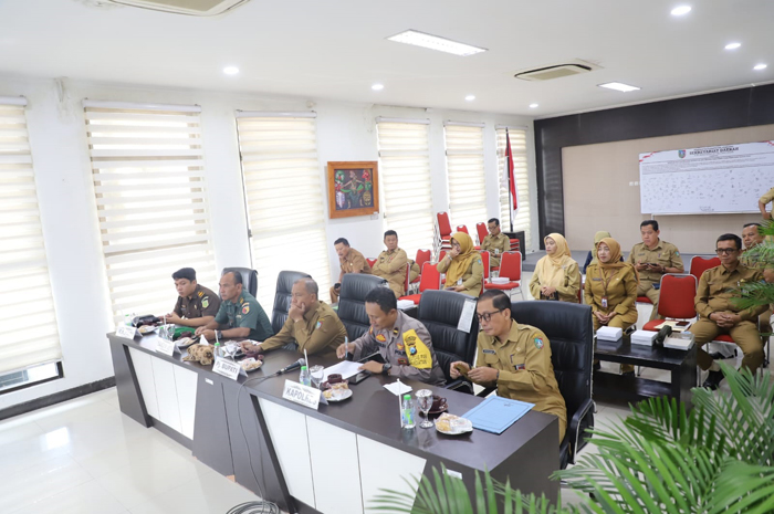 DENGAR ARAHAN: Pj Bupati Jombang Sugiat bersama kepala OPD terkait mengikuti arahan Kemendagri Tito Karnavian lewat zoom meeting, Senin (4/2).