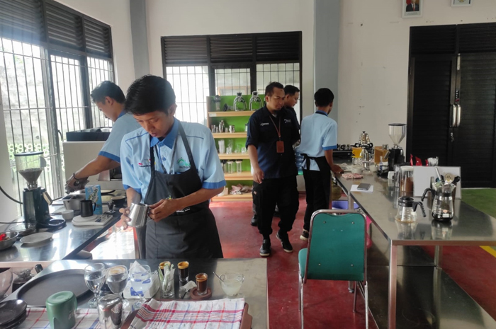 TEKAN ANGKA PENGANGGURAN: Kegiatan penyulihan bimbingan jabatan di SMK Telkom Darul Ulum Jombang.