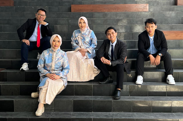 AKRAB: dr. Purnaning Wahyu Prabarini, Sp.THT&ndash;BKL bersama keluarga.