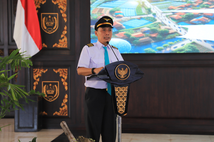 JADI COPILOT: Kepala Bappeda Jombang Danang Praptoko saat memberi sambutan dalam Musrenbang Kabupaten mengusu tema Aviasi Penerbangan, Rabu (6/3).