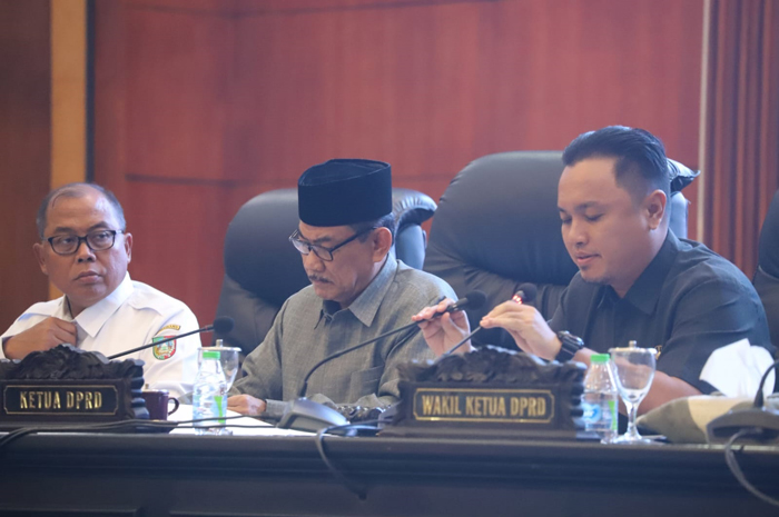 LENGKAP: Ketua DPRD Jombang Mas&rsquo;ud Zuremi (tengah) memimpin rapat paripurna Nota Penjelasan DPRD Jombang tentang penyampaian empat rapeda inisiatif di gedung DPRD Jombang, Rabu (6/3).