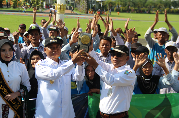 APRESIASI: Pj Bupati Jombang Sugiat bersama Kepala DLH Jombang Miftahul Ulum foto bersama pasukan kuning dan elemen masyarakat pegiat lingkungan di Alun alun Jombang, Rabu (6/3).