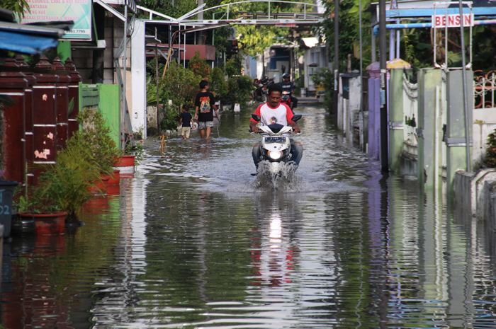 TERSENDAT: Aktivitas warga Desa Pulolor, Kecamatan Jombang terganggu akibat banjir dari luapan Sekunder Gude, Rabu (6/3).