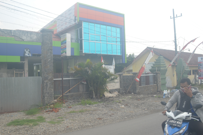 TAK SELESAI: Kontraktor proyek yang mengerjakan gedung Puskesmas Blimbing Kesamben, Jombang mendapat sanksi blacklist.