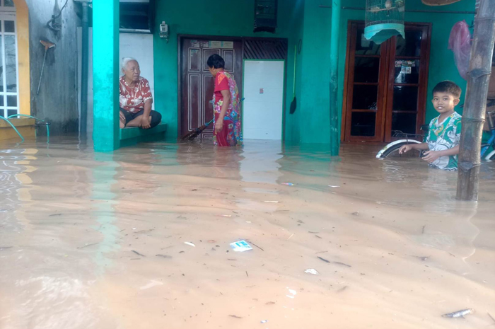 MASUK RUMAH: Banjir yang melanda Dusun Kebondalem, Desa Kademangan, Kecamatan Jombang akibat luapan Sungai Catak Banteng dan Sungai Pancir, Rabu (6/3).