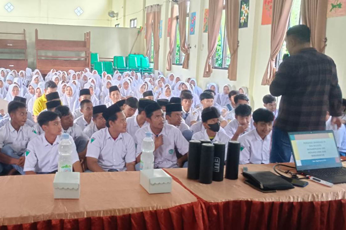 ANTUSIAS: Siswa MAN 9 Jombang saat mengikuti Sarasehan Sehari menyemarakkan HUT ke-27.