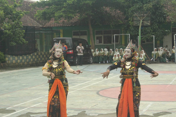 MERIAH: Siswa MAN 9 Jombang tampil dalam peringatan HUT ke-27 madrasah.