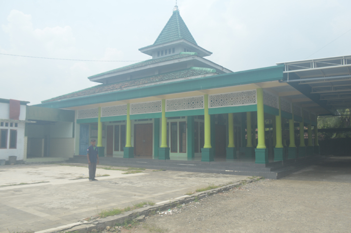 DULUNYA MASJID GLADAK: Imam menunjukkan lokasi masjid lama Darul Muttaqin di Desa Plabuhan, Kecamatan Plandaan, Jombang, Kamis (29/2).