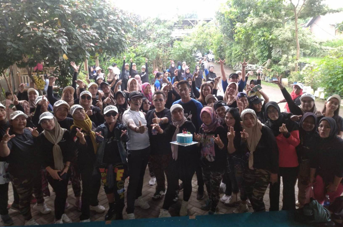 TELADAN: HM Syarif Hidayatullah ST MMT (Gus Sentot) menghadiri penutupan giat senam jelang Ramadan di Desa Jatipelem Kecamatan Diwek, Jombang.