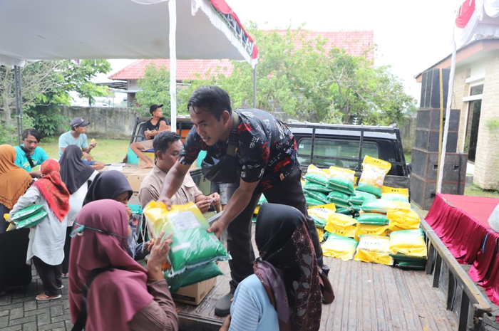 PASAR MURAH: Disdagrin Jombang berupaya menekan lonjakan harga kebutuhan pokok dengan operasi pasar dan pasar murah.