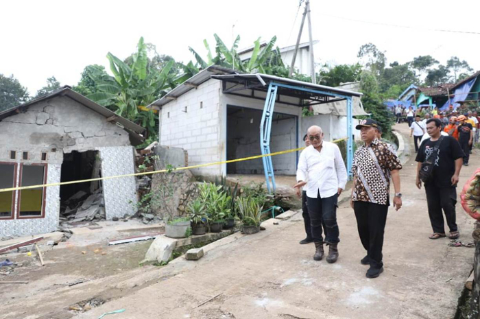 PANTAU LOKASI: Pj Bupati Jombang Sugiat memantau lokasi bencana tanah gerak di Dusun Jumok, Desa Sambirejo, Kecamatan Wonosalam, Jumat (8/3) siang, rencananya warga bakal direlokasi.