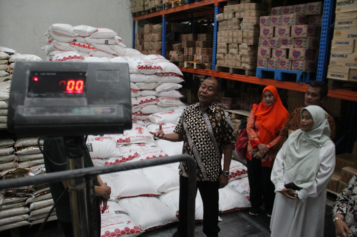 SIDAK: Pj Bupati Jombang Sugiat didampingi sejumlah kepala OPD melakukan sidak pangan di di Jl Seroja Jombang, Jumat (8/3) sore.