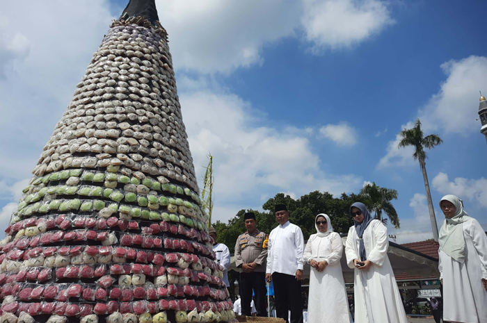 SALING MEMAAFKAN: Pj Bupati Sugiat didampingi istri Ny Yayuk Sugiat dan Kepala DKPP Nurkamalia saat Grebeg Apem Megengan di Alun alun Jombang, Jumat (8/3) pagi.