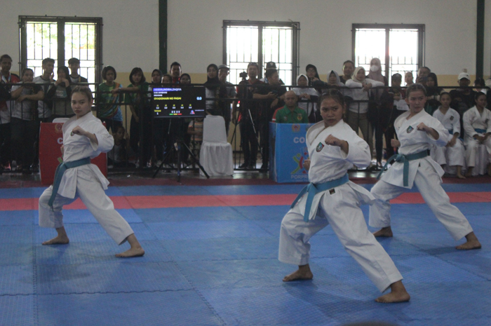 KOMPAK: Tim kata beregu putri Jombang saat tampil Porprov, di GOR Tambakberas, 14 September 2023, mereka berhasil sabet perunggu Kejurnas PB Forki di Tangerang.