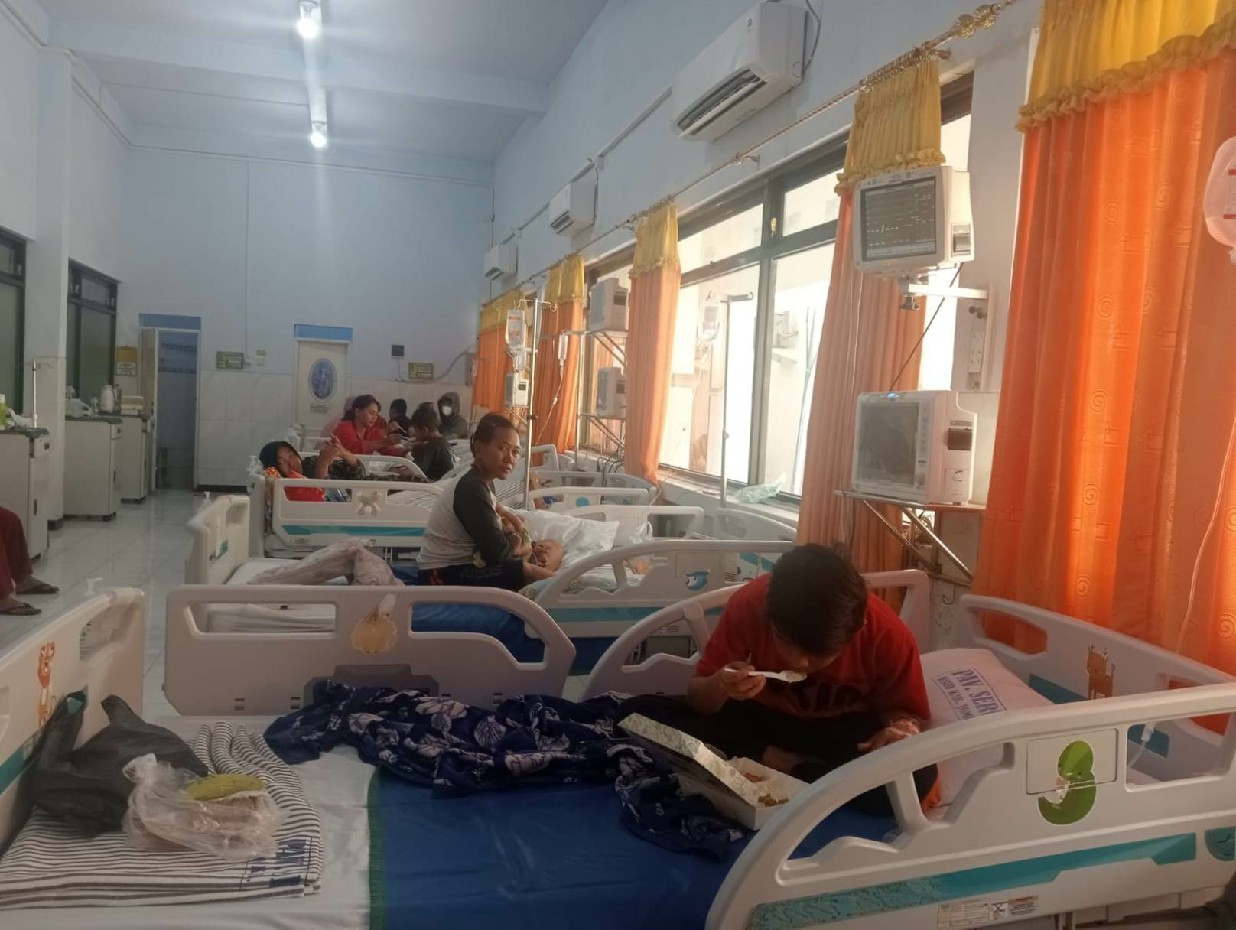 JALANI PERAWATAN: Sejumlah pasien anak menjalani perawatan akibat DBD di ruang Srikandi, RSUD Jombang beberapa waktu lalu.