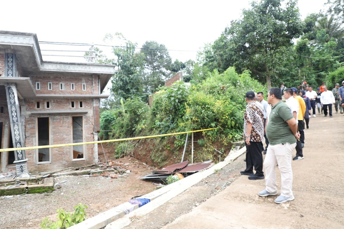 PANTAU LONGSOR: Pj Bupati Jombang memantau longsor yang diakibatkan tanah gerak di Desa Sambirejo Wonosalam, Jumat (8/3) siang.