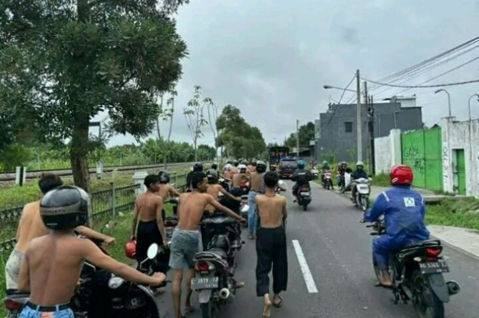 DIGELANDANG: Ratusan pesilat diamankan polisi saat konvoi.